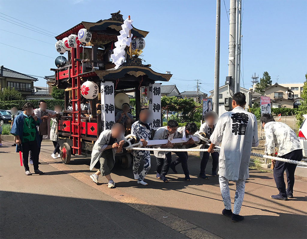 梶棒で山車を動かす様子