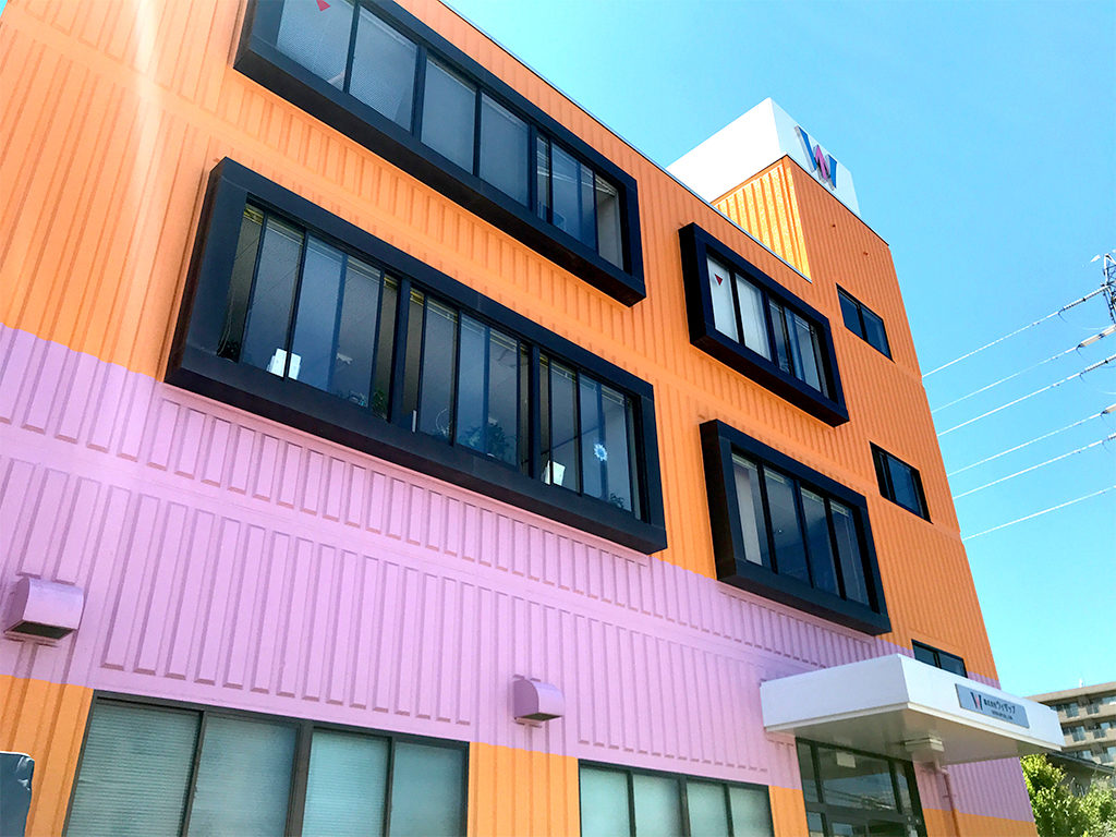 色鮮やかなカラーリングのウィザップ社屋