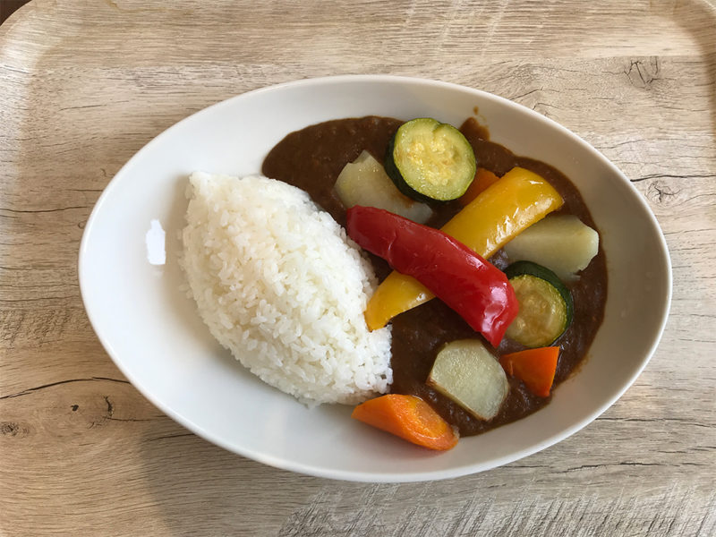 館内レストランの野菜カレー